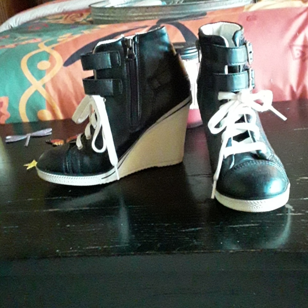 Shoes - Picture 2 of 4